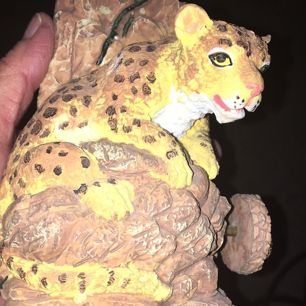 Cheetah Momma and Two Babies Book end Music Box - Picture 8 of 10
